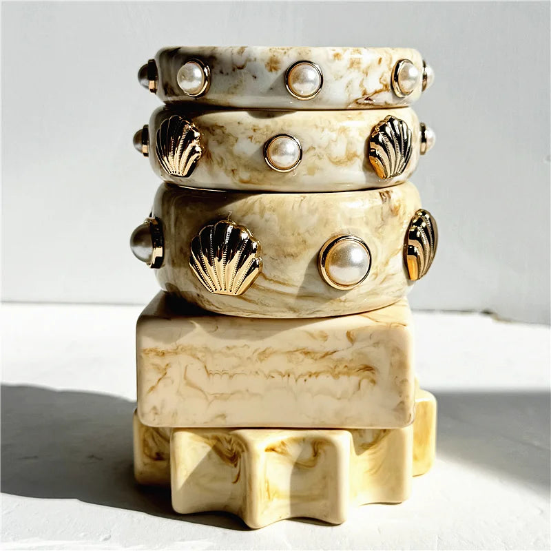MARINA Resin Bangle-Bracelet-SAINT CHIC-Ivory Gold Shell-SAINT CHIC Imagen principal del producto