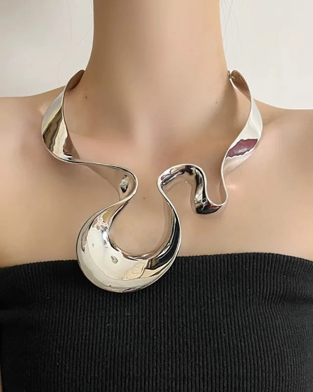 REBEL Choker Necklace Imagen secundaria del producto